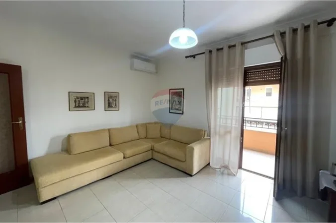 Tirane, jepet me qera apartament 1+1+Ballkon Kati 4, 67 m² 550 € (Komuna e Parisit)