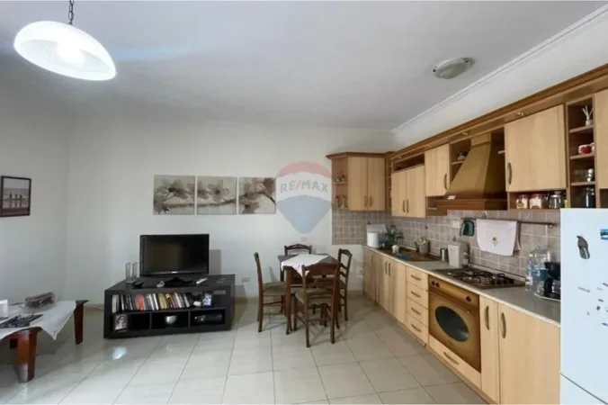 Tirane, jepet me qera apartament 1+1+Ballkon Kati 4, 67 m² 550 € (Komuna e Parisit)