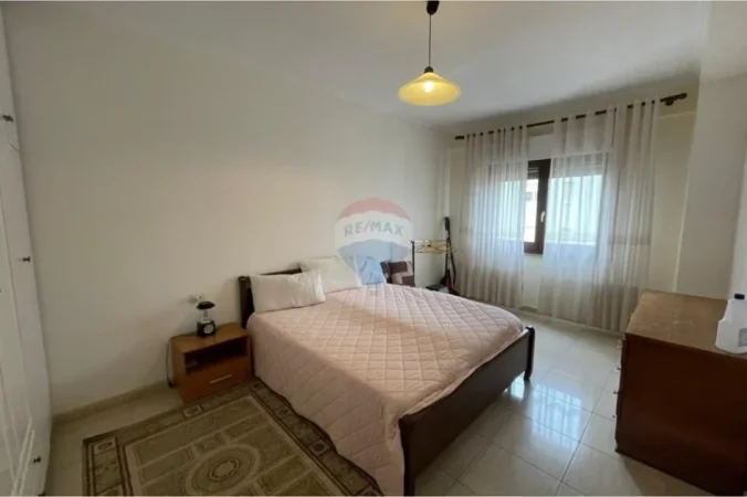 Tirane, jepet me qera apartament 1+1+Ballkon Kati 4, 67 m² 550 € (Komuna e Parisit)