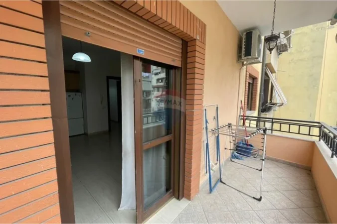 Tirane, jepet me qera apartament 1+1+Ballkon Kati 4, 67 m² 550 € (Komuna e Parisit)