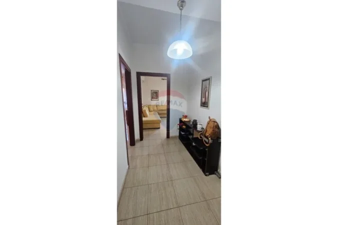 Tirane, jepet me qera apartament 1+1+Ballkon Kati 4, 67 m² 550 € (Komuna e Parisit)