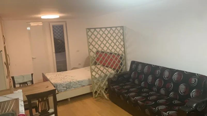 Shqiperi, jepet me qera garsonier 1+1 Kati 3, 250 € (Rruga Todi Shkurti, 500 m mbi kompleksin grand)