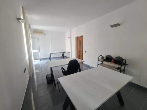 Tirane, jepet me qera zyre Kati 3, 60 m² 500 Euro (myslym shyri)