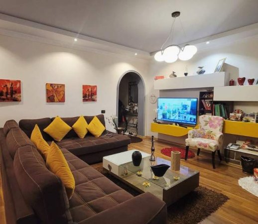 Tirane, jepet me qera apartament 2+1 Kati 21, 1.200 Euro (Liqeni)