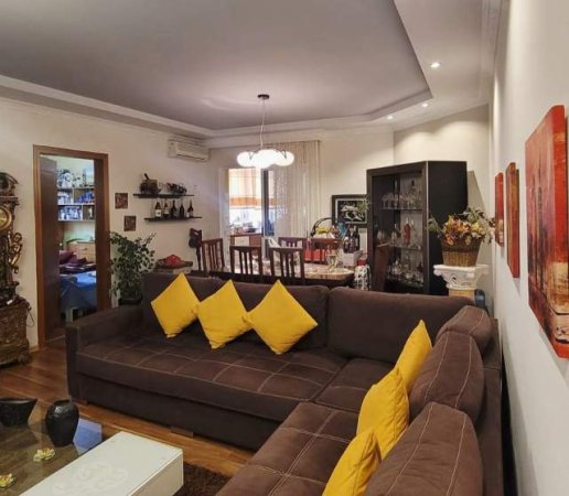 Tirane, jepet me qera apartament 2+1 Kati 21, 1.200 Euro (Liqeni)