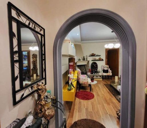 Tirane, jepet me qera apartament 2+1 Kati 21, 1.200 Euro (Liqeni)