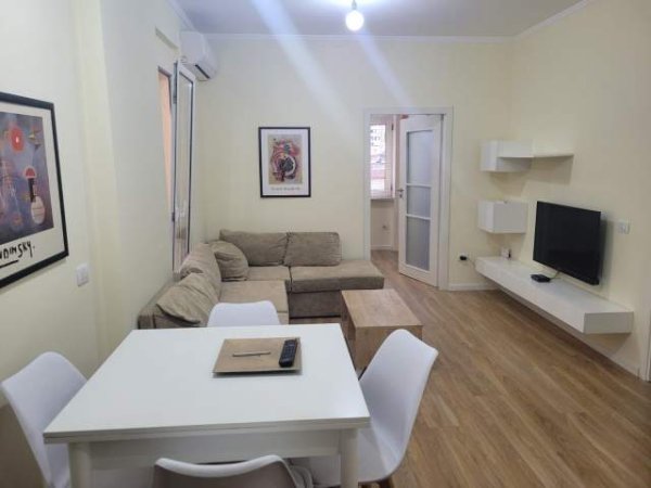 Tirane, jepet me qera apartament 2+1 Kati 3, 64 m² 550 Euro (Rruga e Barrikadave)