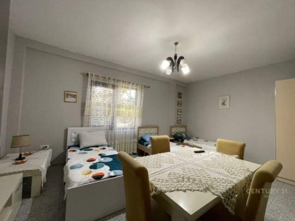 Tirane, jepet me qera apartament 1+1 72 m² 700 Euro (qender)
