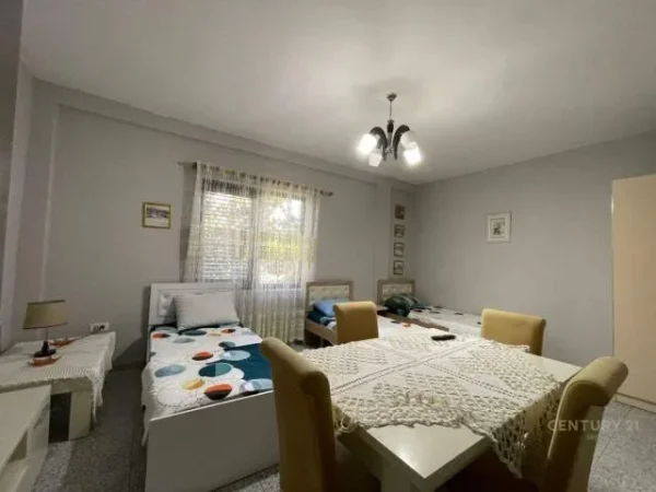Tirane, jepet me qera apartament 1+1 72 m² 700 Euro (qender)