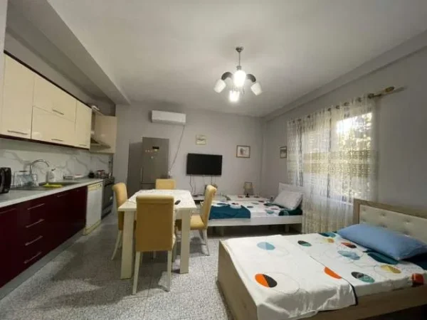 Tirane, jepet me qera apartament 1+1 72 m² 700 Euro (qender)