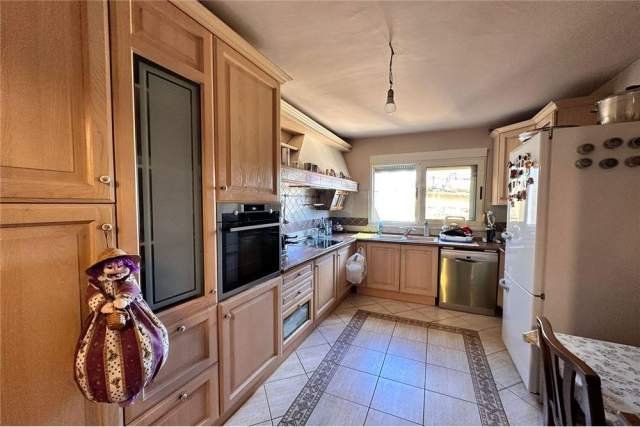 Tirane, jepet me qera apartament 5+1+BLK Kati 5, 240 m² 2.800 Euro (Rr. Petro Nini Luarasi)