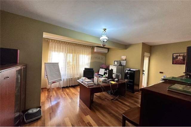Tirane, jepet me qera apartament 5+1+BLK Kati 5, 240 m² 2.800 Euro (Rr. Petro Nini Luarasi)