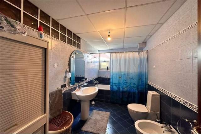 Tirane, jepet me qera apartament 5+1+BLK Kati 5, 240 m² 2.800 Euro (Rr. Petro Nini Luarasi)