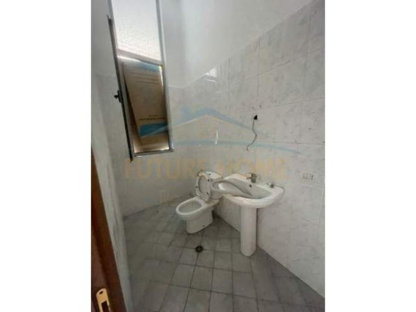 Durres, jepet me qera ambjent biznesi 40 m² 250