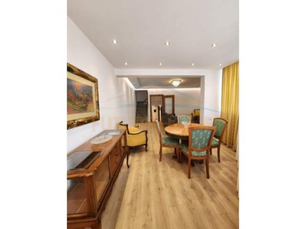 Durres, jepet me qera apartament 3+1 Kati 1, 250 m²  (Vila e Zogut, Durres)