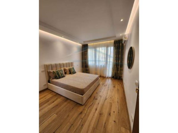 Durres, jepet me qera apartament 3+1 Kati 1, 250 m²  (Vila e Zogut, Durres)