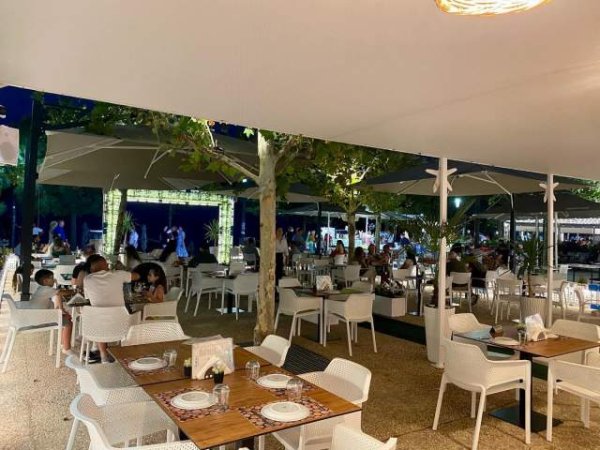 Himare, shitet si biznes bar-resorant 130.000 Euro (Rruga e shetitores)