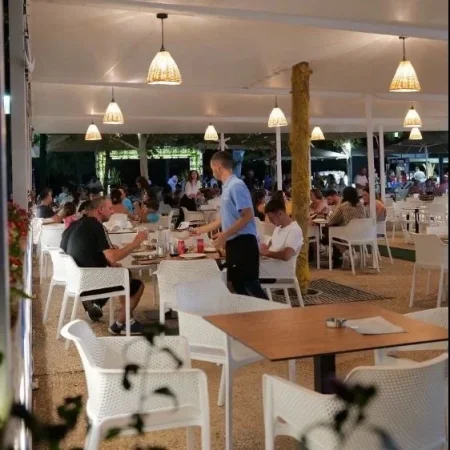 Himare, shitet si biznes bar-resorant 130.000 Euro (Rruga e shetitores)