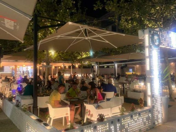 Himare, shitet si biznes bar-resorant 130.000 Euro (Rruga e shetitores)