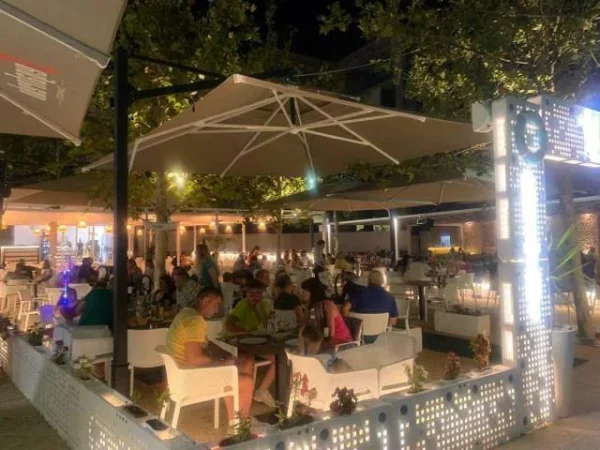 Himare, shitet si biznes bar-resorant 130.000 Euro (Rruga e shetitores)