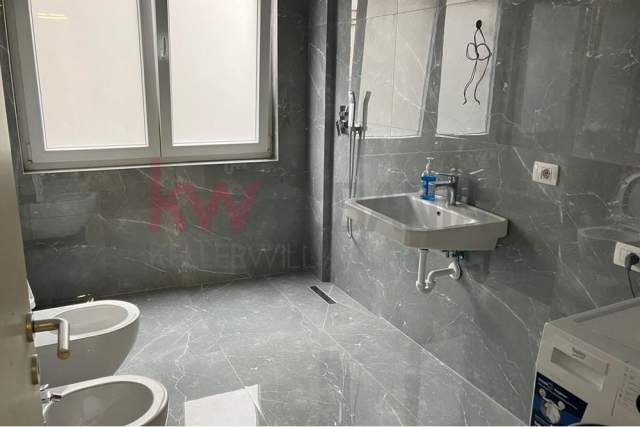 Tirane, jepet me qera apartament Dublex Kati 5, 140 m² 2.000 Euro (Rruga e Barrikadave)