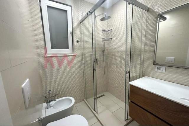 Tirane, jepet me qera apartament 2+1 Kati 2, 74 m² 500 Euro (Brryli)