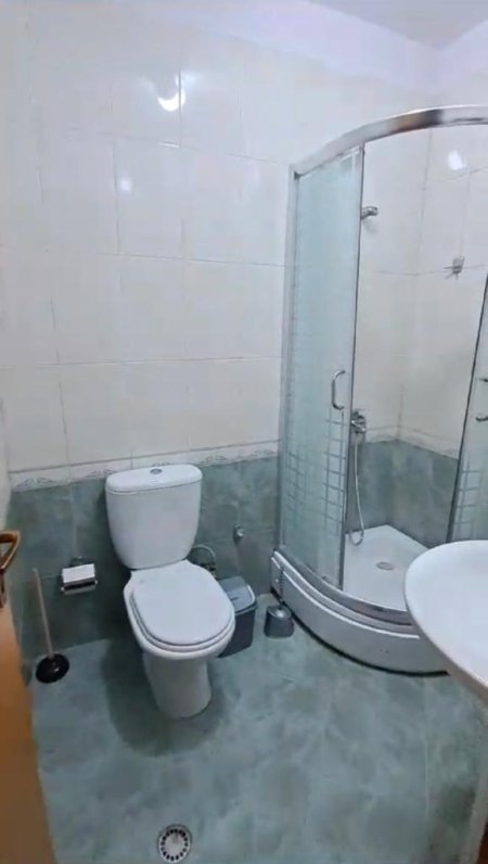 Tirane, jepet me qera apartament 2+1+BLK Kati 7, 121 m² 47.000 Leke (Rruga Reshit Petrela)