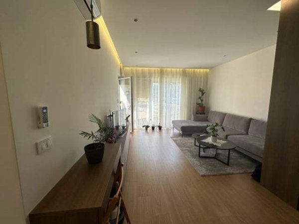 Tirane, jepet me qera apartament 2+1 Kati 2, 85 m² 900 Euro (liqeni i thate)