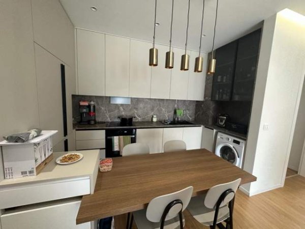Tirane, jepet me qera apartament 2+1 Kati 2, 85 m² 900 Euro (liqeni i thate)