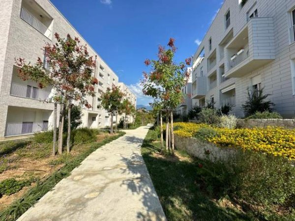 Tirane, jepet me qera apartament 2+1 Kati 2, 85 m² 900 Euro (liqeni i thate)