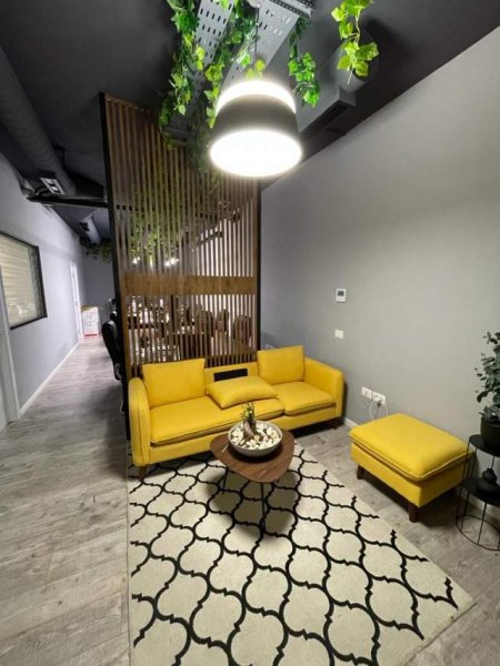 Tirane, jepet me qera zyre Kati 2, 115 m² 1.500 Euro (Kompleksi Square 21)