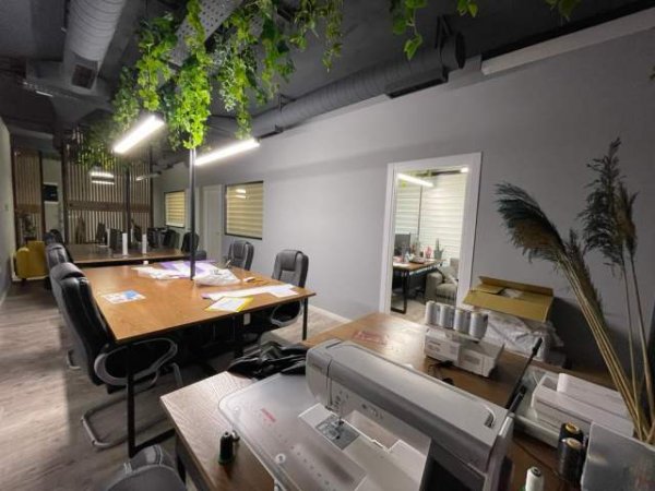 Tirane, jepet me qera zyre Kati 2, 115 m² 1.500 Euro (Kompleksi Square 21)