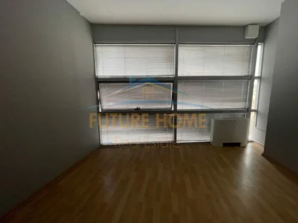 Tirane, jepet me qera apartament 3+1 Kati 3, 74 m² 700 Euro (Qatar Center)