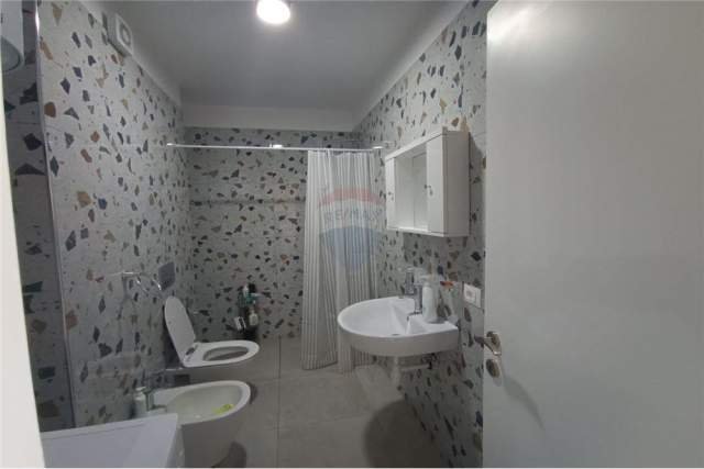 Tirane, jepet me qera apartament 1+1+BLK Kati 5, 81 m² 450 Euro (kompleksi zirkon)