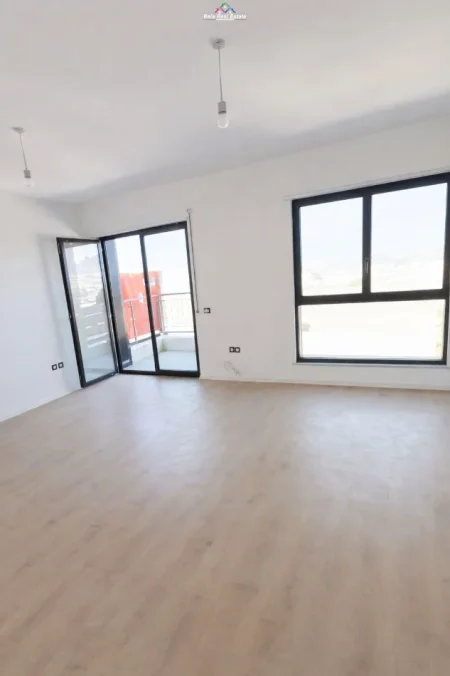 Tirane, jepet me qera zyre Kati 9, 65 m² 520 € (bulevardi i ri)