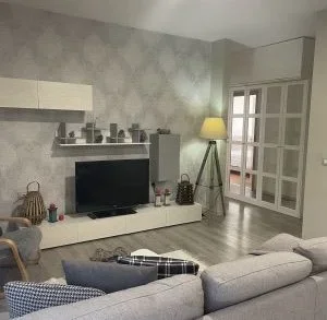 Tirane, jepet me qera apartament 2+1+Aneks+Ballkon Kati 2, 98 m² 670 € (blloku i vilave selite)