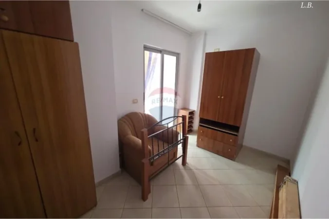 Tirane, jepet me qera apartament 2+1 Kati 5, 490 € (Kristal Center)