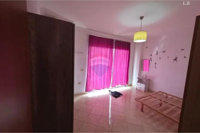 Tirane, jepet me qera apartament 1+1+Ballkon Kati 5, 71 m² 400 € (Kristal Center)