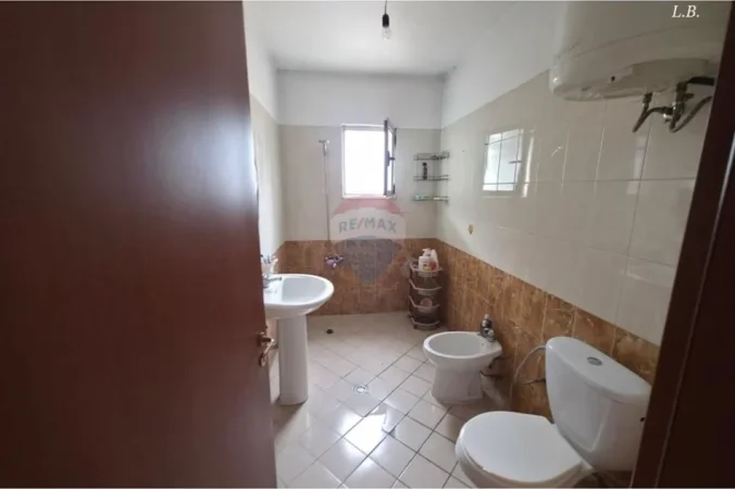 Tirane, jepet me qera apartament 1+1+Ballkon Kati 5, 71 m² 400 € (Kristal Center)