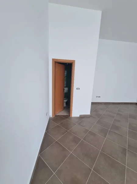 Tirane, jepet me qera ambjent biznesi Kati 0, 50 m² 400 € (Rruga Sokrat Miho)