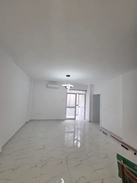 Tirane, jepet me qera apartament 3+1+Ballkon Kati 2, 1 m² 1.000 € (Komuna e parisit)