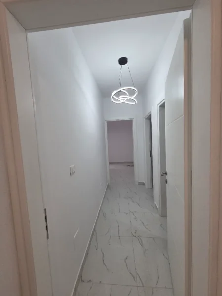 Tirane, jepet me qera apartament 3+1+Ballkon Kati 2, 1 m² 1.000 € (Komuna e parisit)