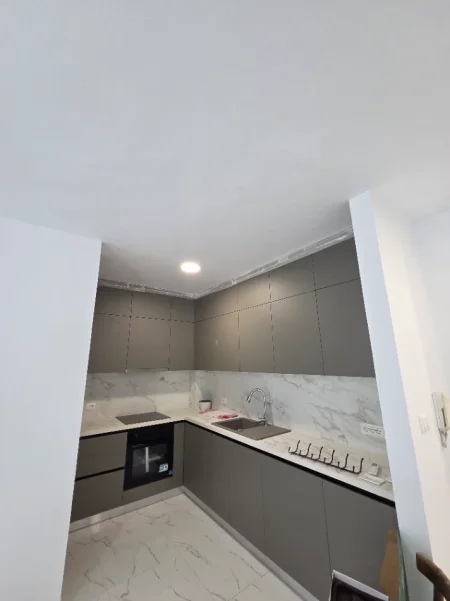 Tirane, jepet me qera apartament 3+1+Ballkon Kati 2, 1 m² 1.000 € (Komuna e parisit)