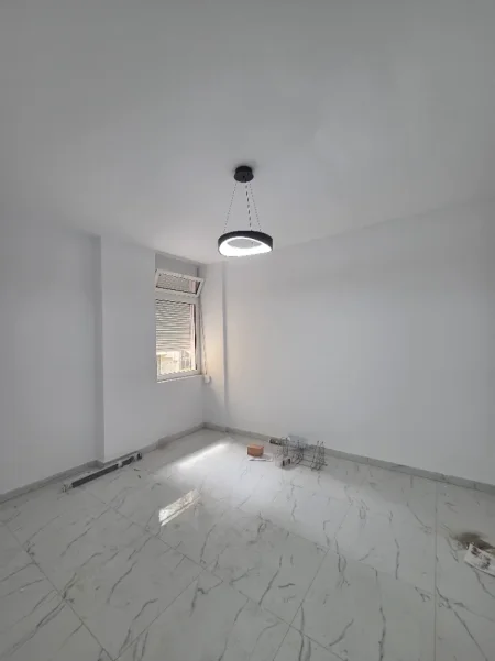 Tirane, jepet me qera apartament 3+1+Ballkon Kati 2, 1 m² 1.000 € (Komuna e parisit)