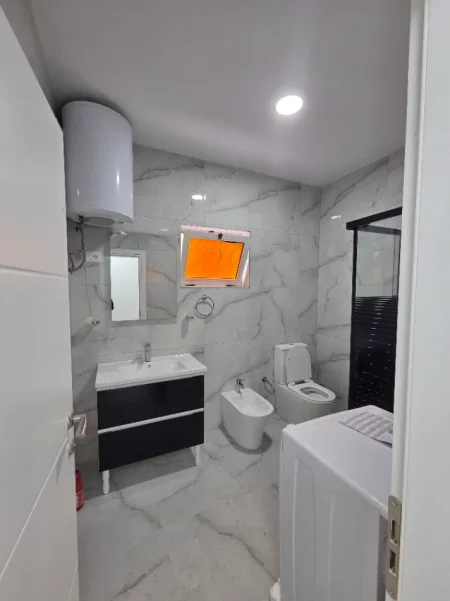 Tirane, jepet me qera apartament 3+1+Ballkon Kati 2, 1 m² 1.000 € (Komuna e parisit)