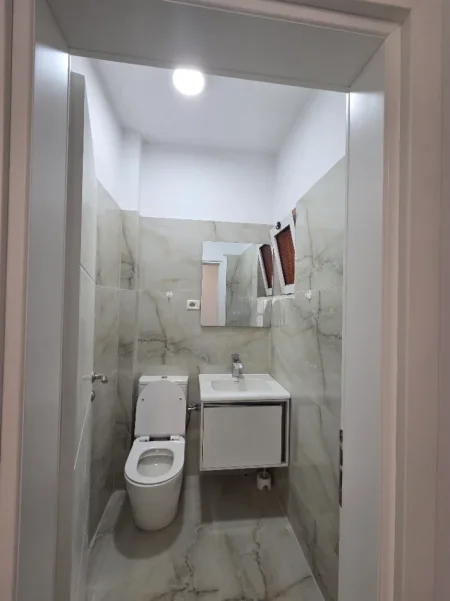 Tirane, jepet me qera apartament 3+1+Ballkon Kati 2, 1 m² 1.000 € (Komuna e parisit)