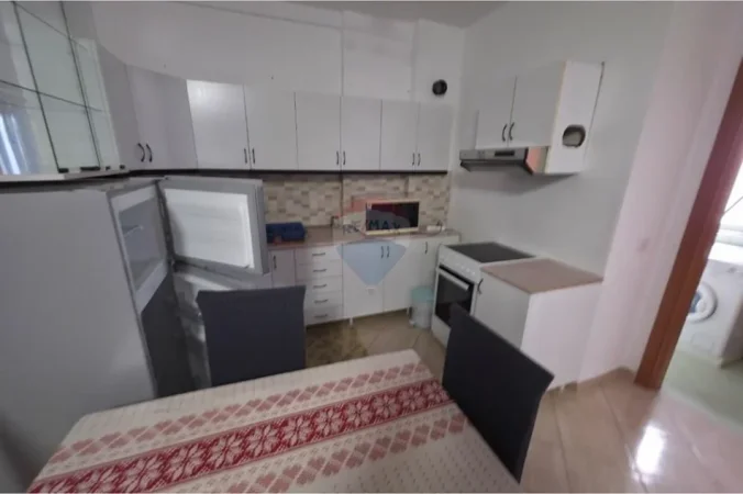 Tirane, jepet me qera apartament 1+1+Ballkon Kati 2, 57 m² 450 € (Rruga Bill Klinton)