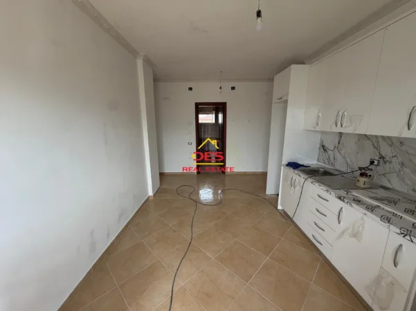 Vlore, jepet me qera Vile 2+1+Ballkon Kati 3, 110 m² 350 € (Rruga Sokrat Leka)