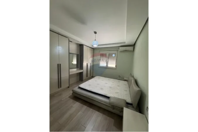 Tirane, jepet me qera apartament 3+1+Ballkon Kati 2, 124 m² 1.250 € (Libri Universitar)
