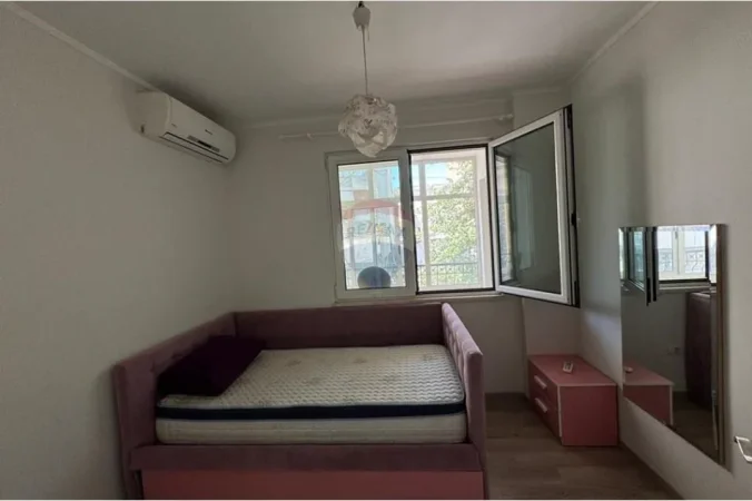 Tirane, jepet me qera apartament 3+1+Ballkon Kati 2, 124 m² 1.250 € (Libri Universitar)